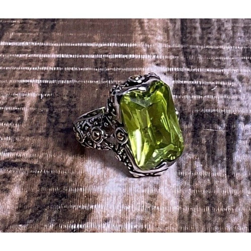 18k GE Rectangle Cut Green stone Peridot Simulated Ring Size 6